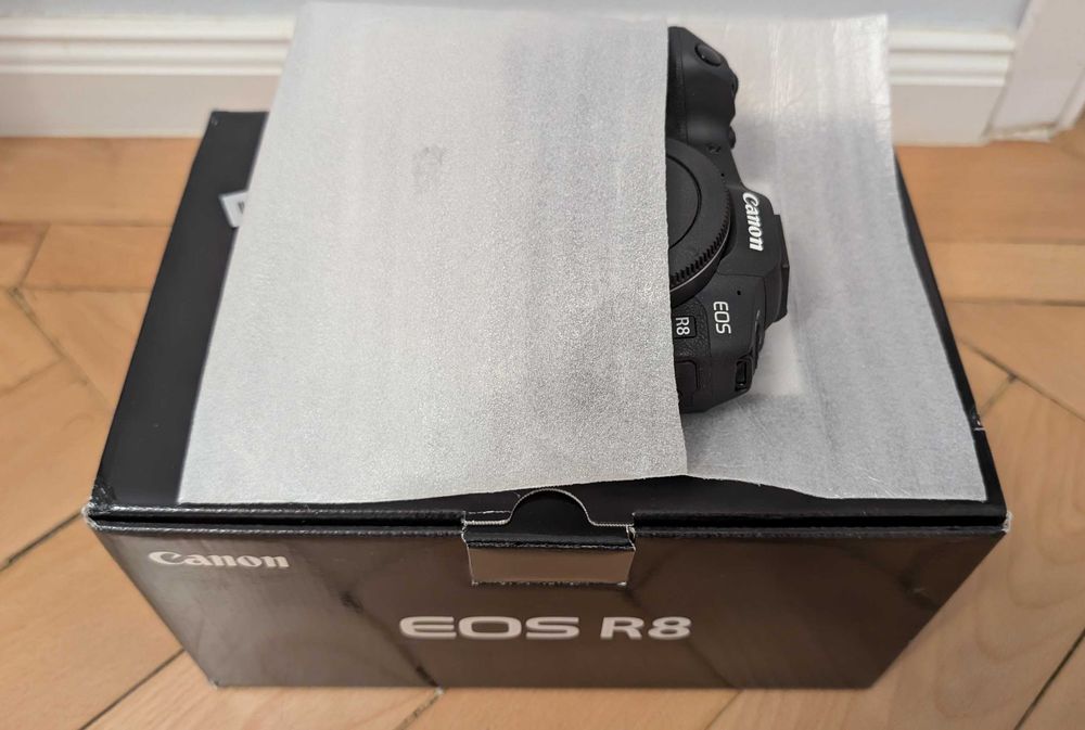 Canon R8, ca nou + 3 baterii Canon + incarcator