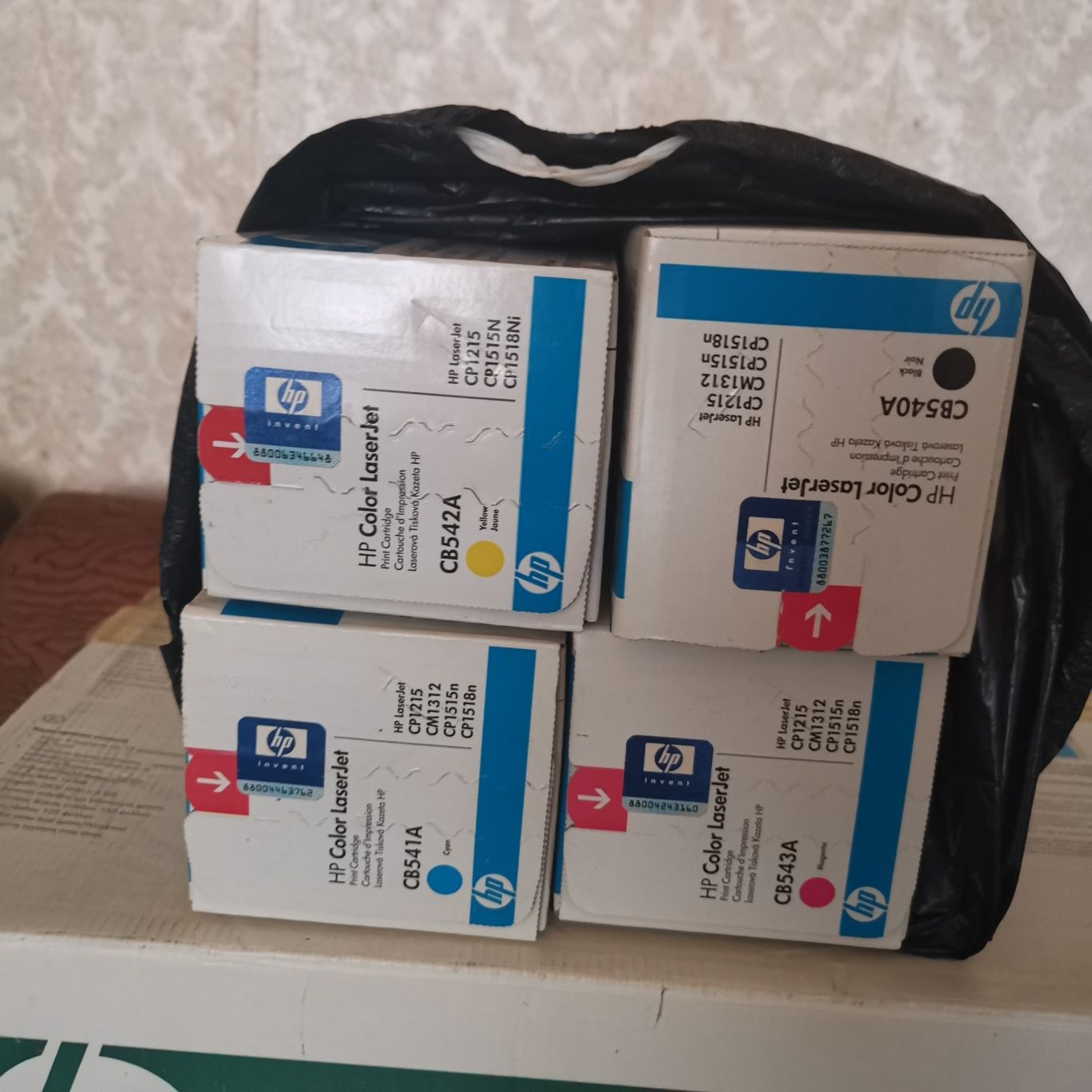 Продавам принтер HP ColourJet CP1215