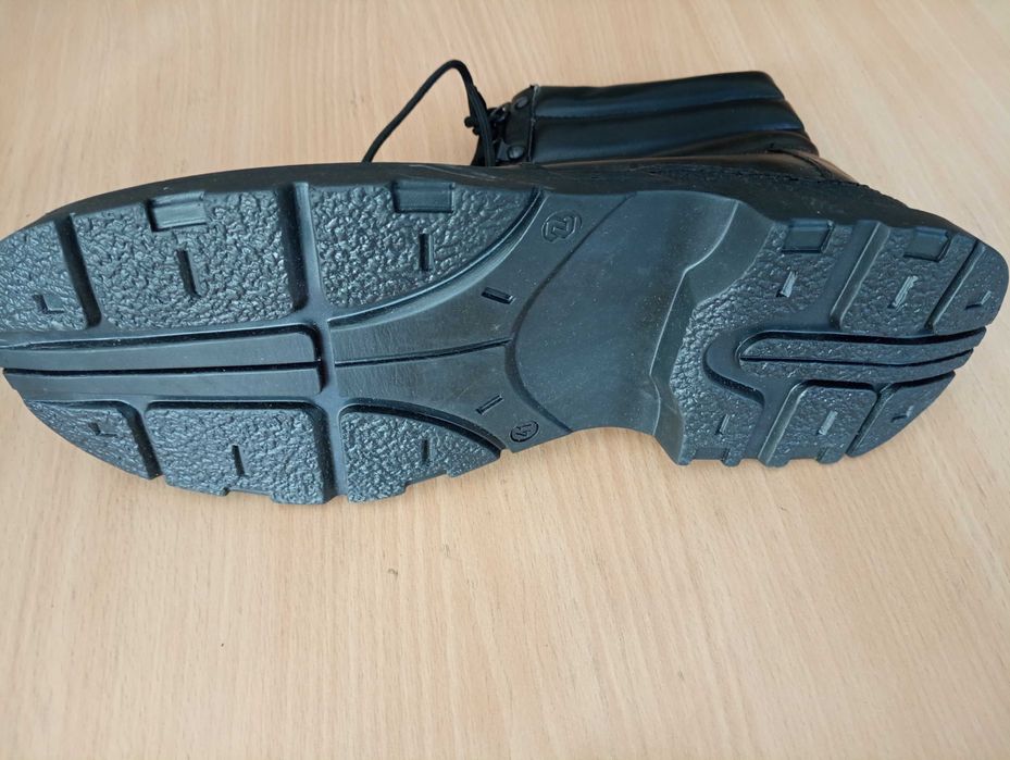 Продавам мъжки високи обувки,41 номер,чисто нови.