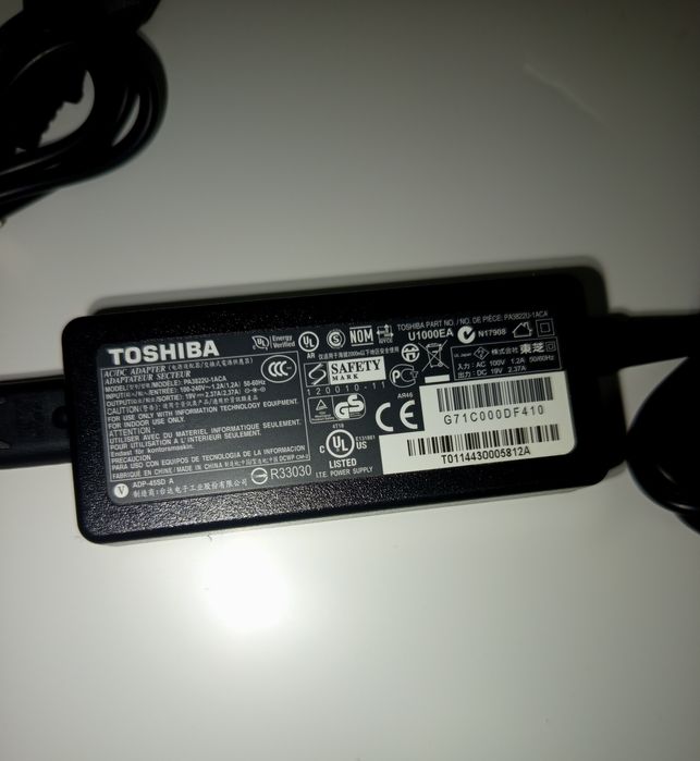 Vând Încărcător Toshiba 19V 2,37Amperi