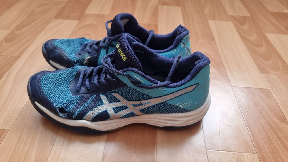 Волейбольные кроссовки asics