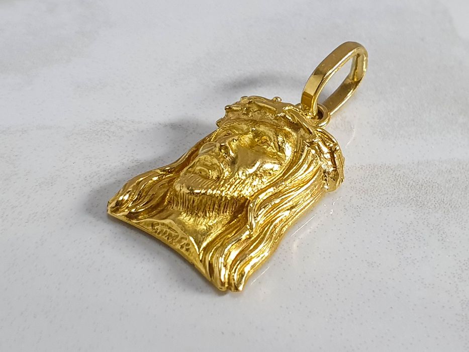 Pandantiv din aur de 18K cu Isus Hristos gramaj 6,22 g