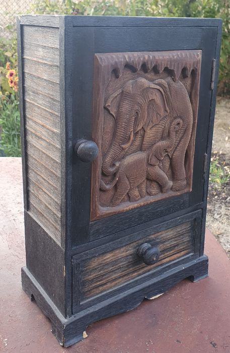 Малък шкаф с дърворезба