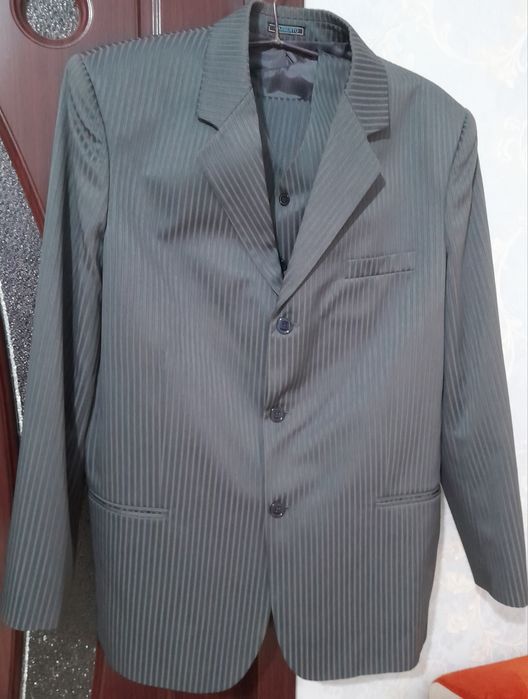 Vând Costum barbatesc