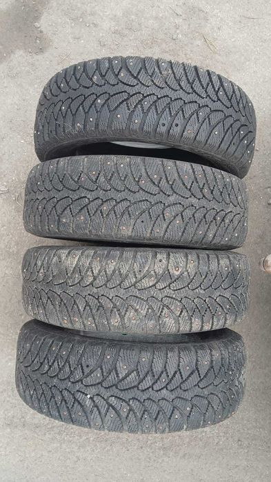 Продам зимнюю, шипованную резину в отличном состоянии 175/65/14.