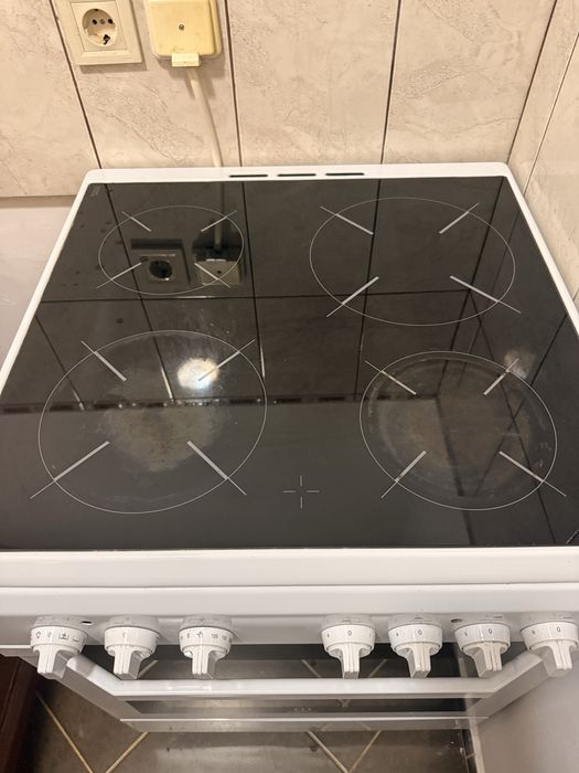 Готварска печка Indesit с керамични котлони