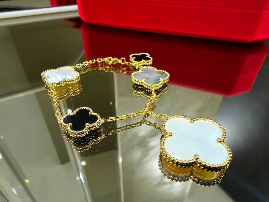 Van Cleef & Arpels VCA Gold Mother Onyx Magic Alhambra Дамска Гривна