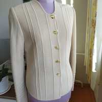 Продам классический костюм :жакет и юбка.Размер46-48.
