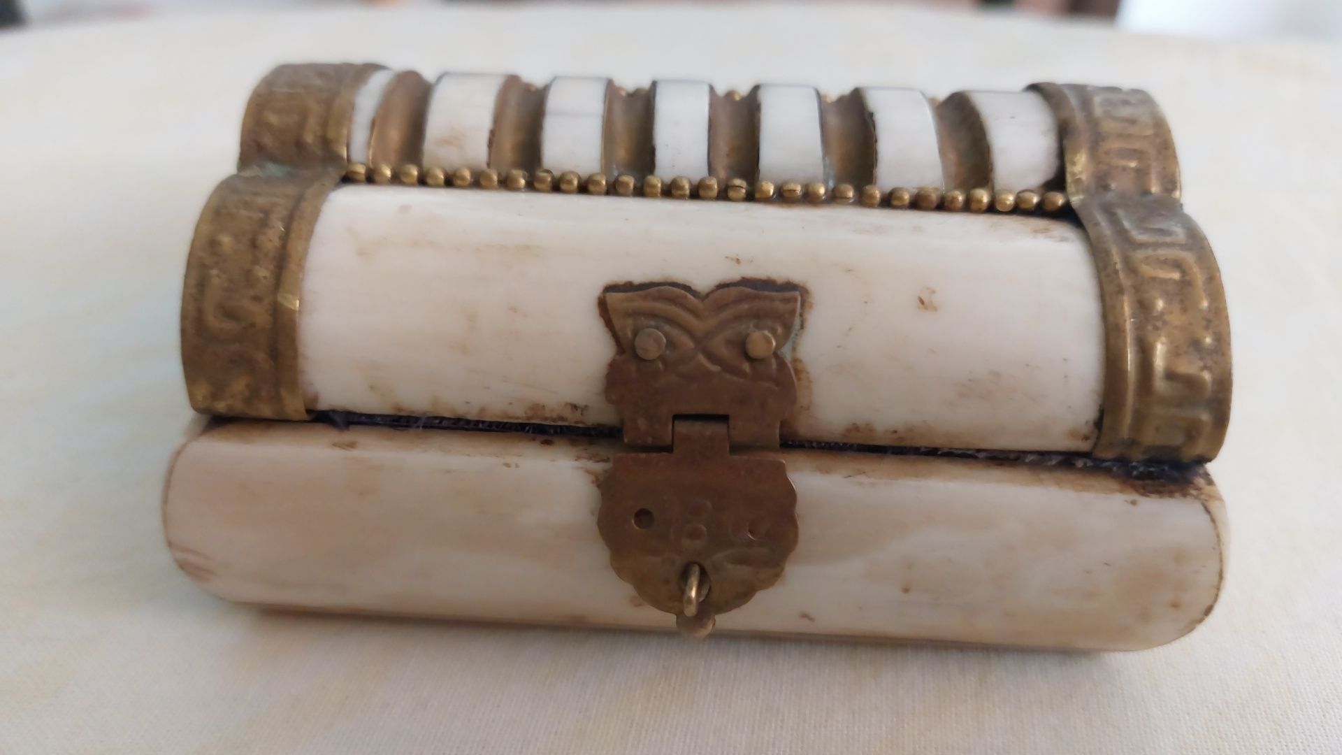 Cutii de bijuterii din jad, ceramica și os
