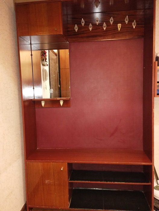 Срочно советская деревянная прихожая с обувницей недорого