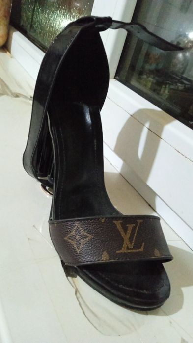 Срочно продам оригинальные туфли Луи витон