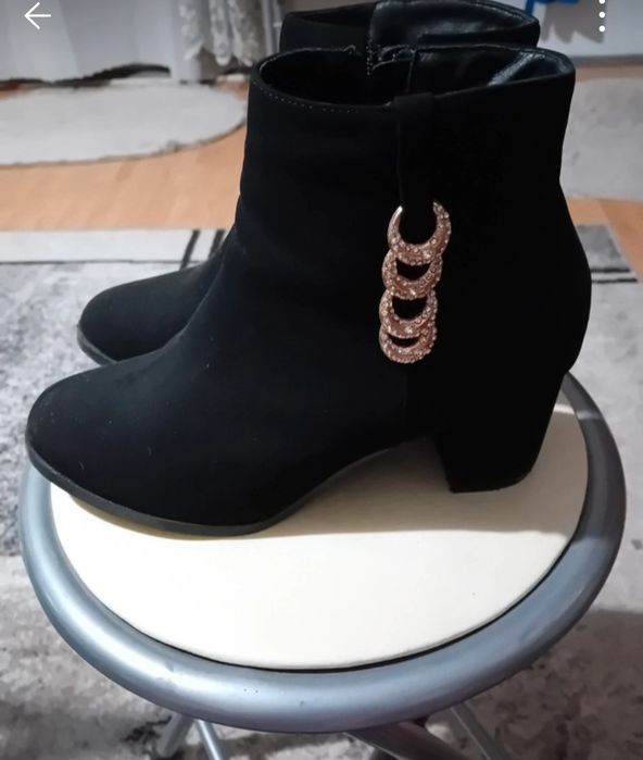 Vand pereche sandale cu botine împreună în condiții bune