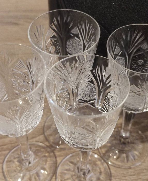 Кристални чаши със столче