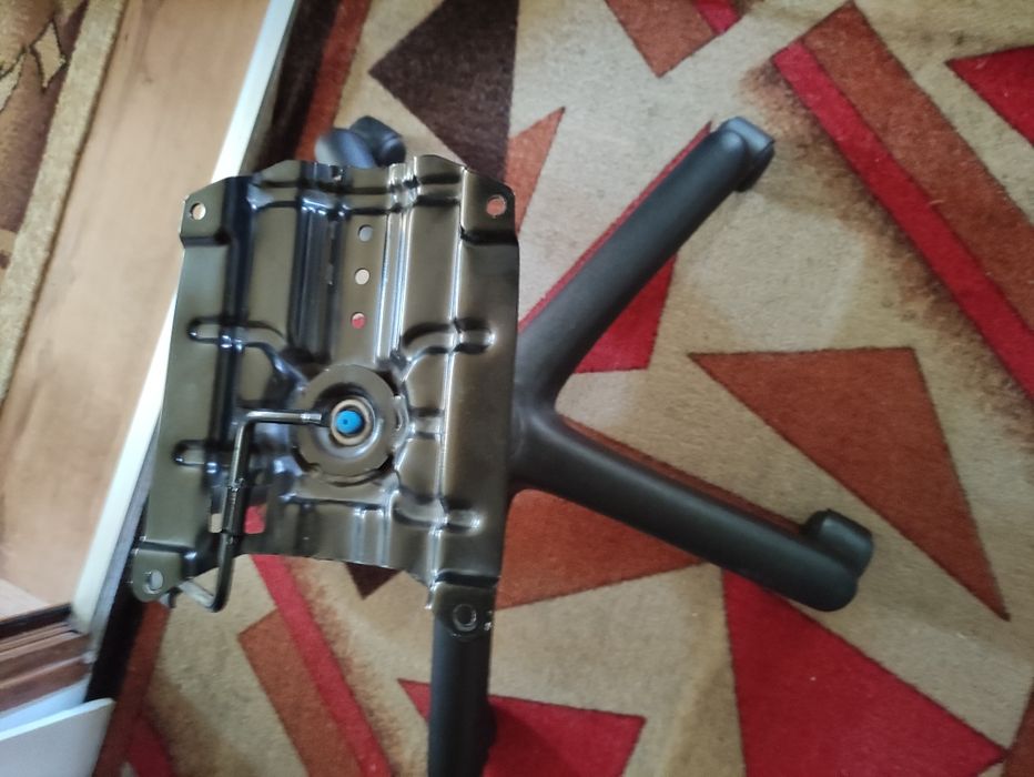 Продавам офис столове и части за тях