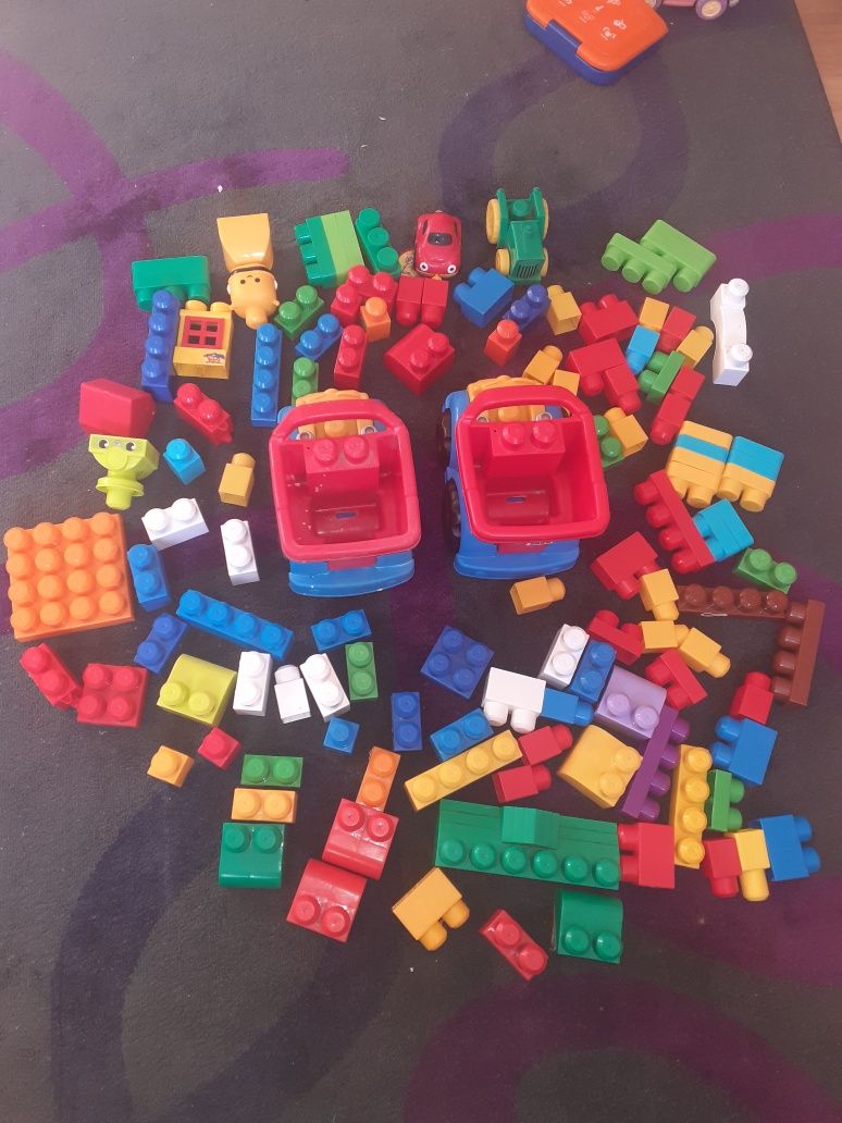 Оригинален 100 части Mega blocks конструктор + 2 камиона