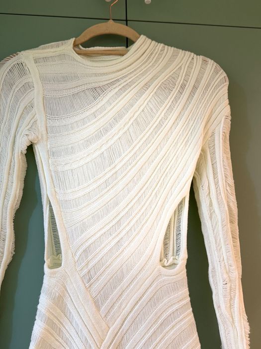 Бяла плетена рокля по тялото