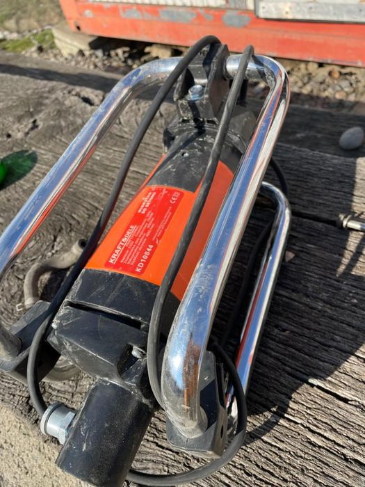Vând Vibrator pentru beton la 2.20V și Transpalet