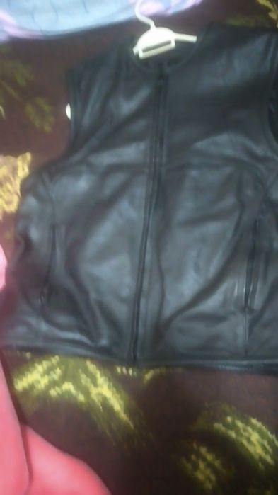 Продаю кожаную жилетку сделанную в Пакистане очень плотная кожа