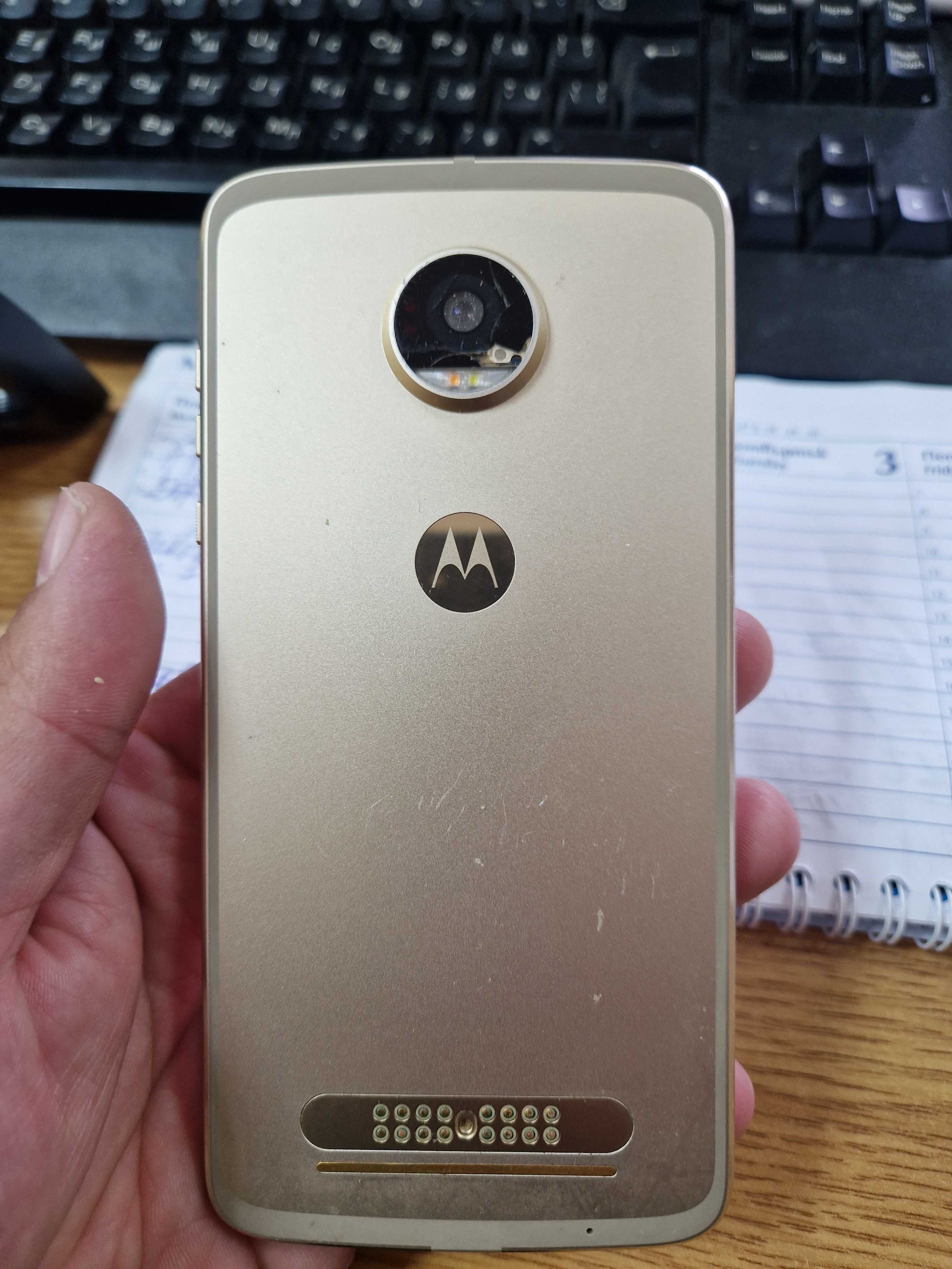 Motorola Z2 Play с колонка JBL, гумен калъф и 2 стъкла за 80 лева.