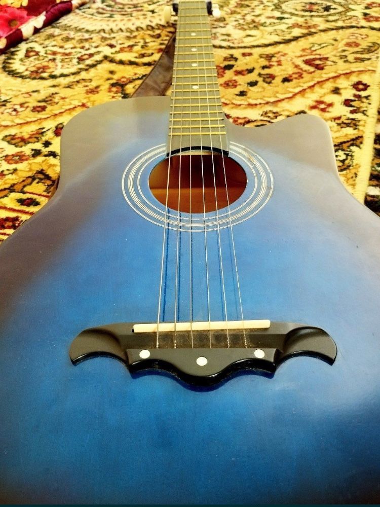 Gitara akustik pul zarurligi uchun sotyapmam