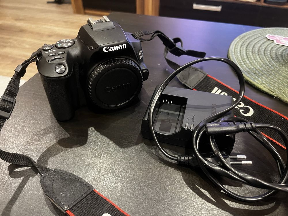 CANON EOS 250D + обектив 18-55mm, зарядно и страп