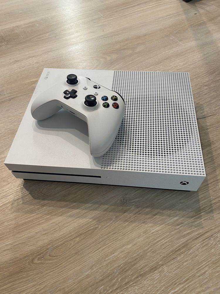 X Box one S в идеальном состоянии