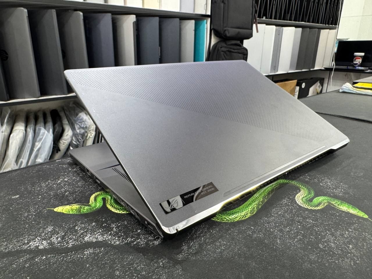 Продам игровой ноутбук Asus Rog Zephirius в отличном состоянии, с гара