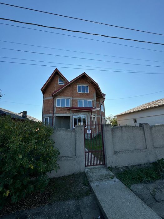 Casa la rosu de vanzare in Adunatii Copaceni