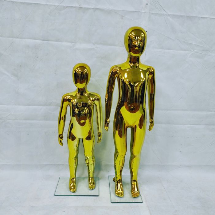 Манекен золотистого цвета