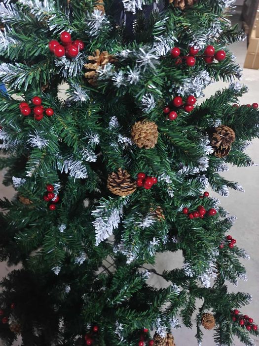 Коледна елха с шишарки и глог