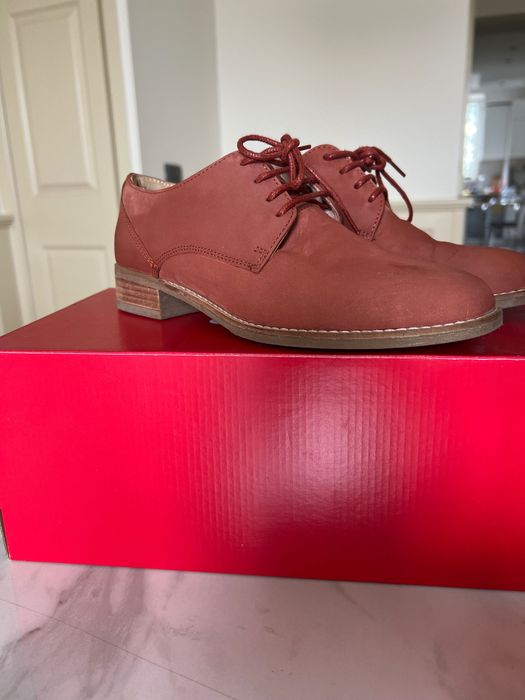 Обувки от естествен велур Clarks