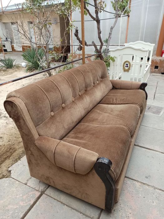 Один комплект диванов и детская кровать отдаю даром