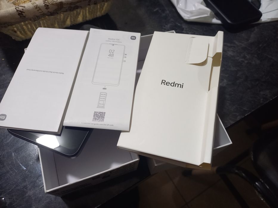 Redmi 13C holati ideal tiniq 128GB hotirasi 2 sim karta imeyka bo'gan