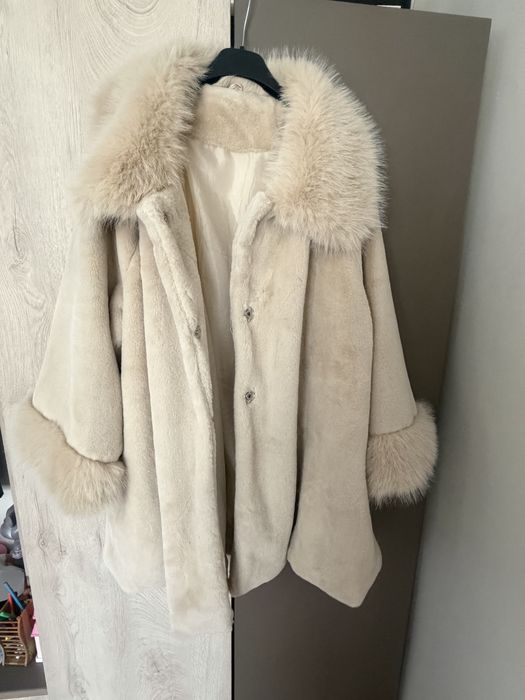 Късо зимно палто с пух в бежаво