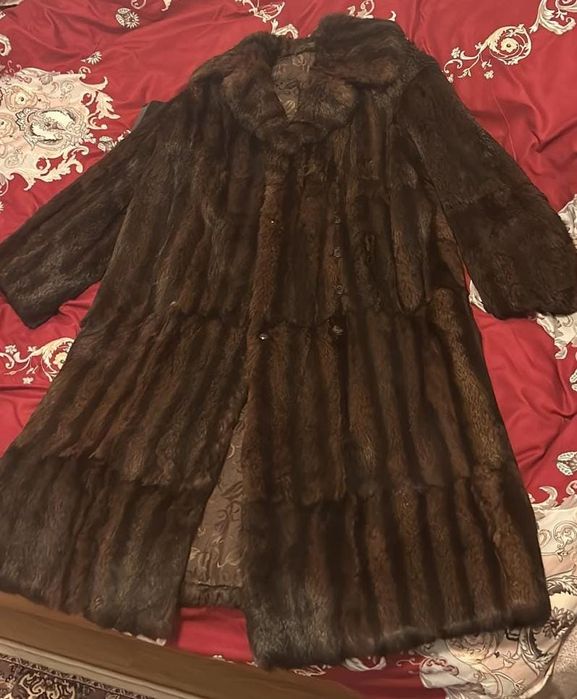 Vând haina de vizon  elegantă,  în stare foarte bună.