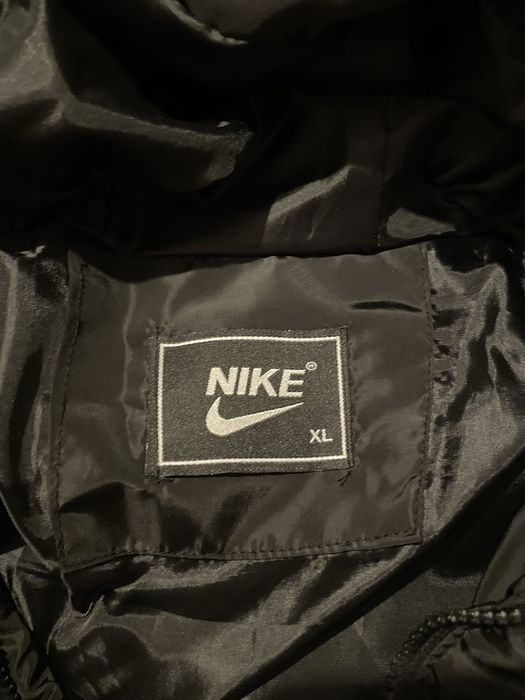 Vând geaca Nike de bărbați