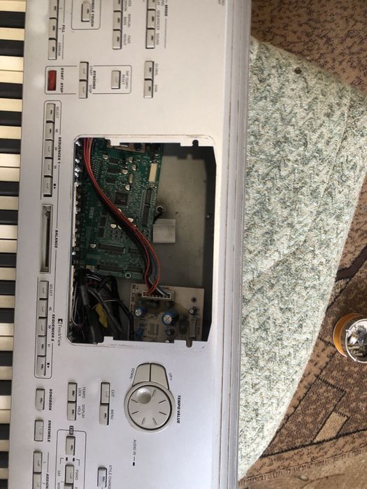 Продавам синтезатор korg pa1 xpro  на части