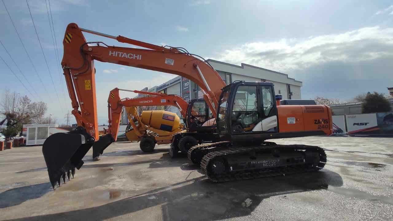 Гусеничный экскаватор Hitachi ZX240-5A