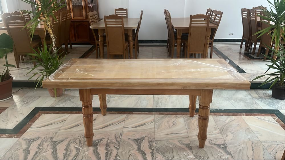 Masă de lemn masiv (foioase)