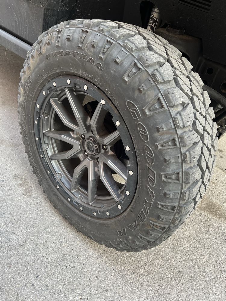 Гуми 275/65/20 goodyear wrangler с джанти Fuel 5x127 20x9”