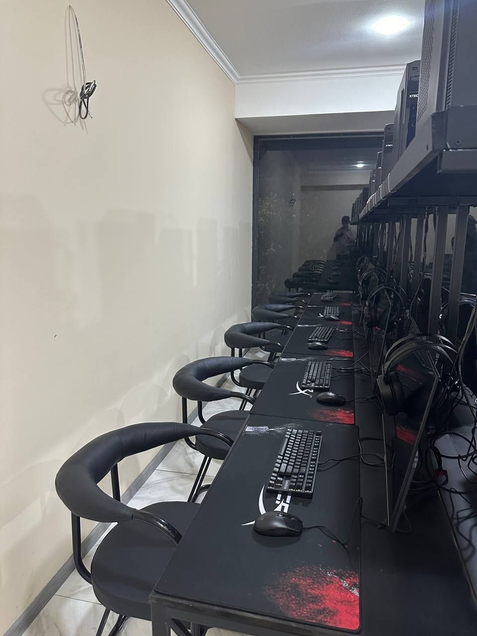 Продаю 10 готовых игровых компьютеров + столы и стулья