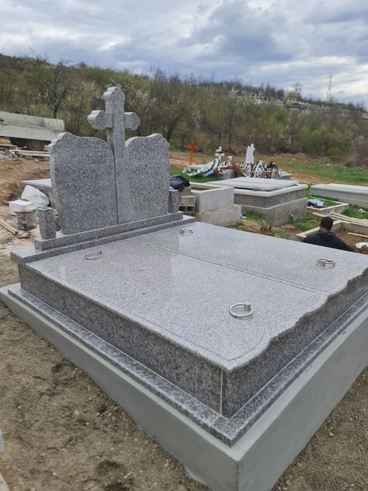 Monumente funerare din granit cu transport gratis in toata tara!