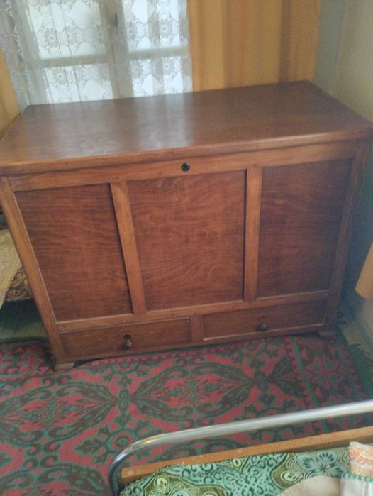 Стари дървени скринове