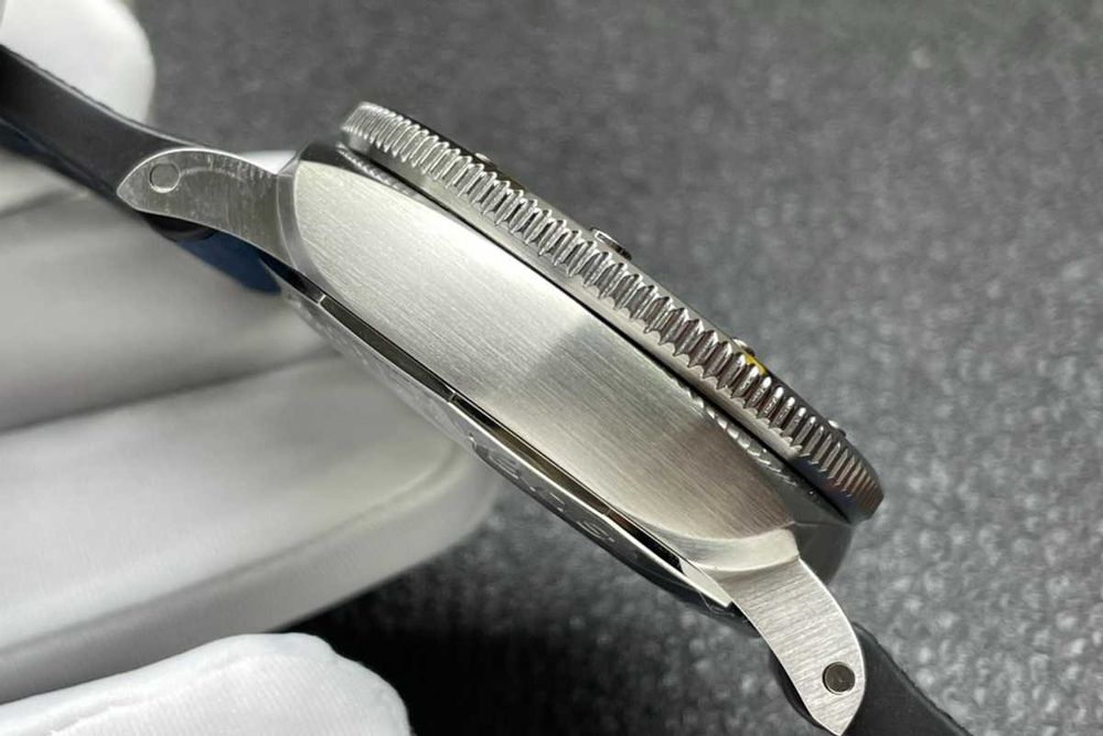 Panerai Submersible Luna Rossa cu mecanism automat