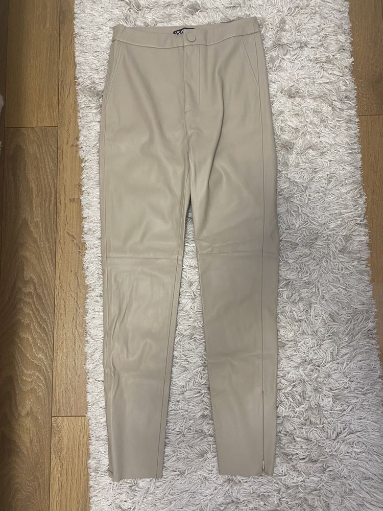 Pantaloni de imitație de piele din Zara