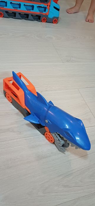 Hot wheels  rechinul transportator