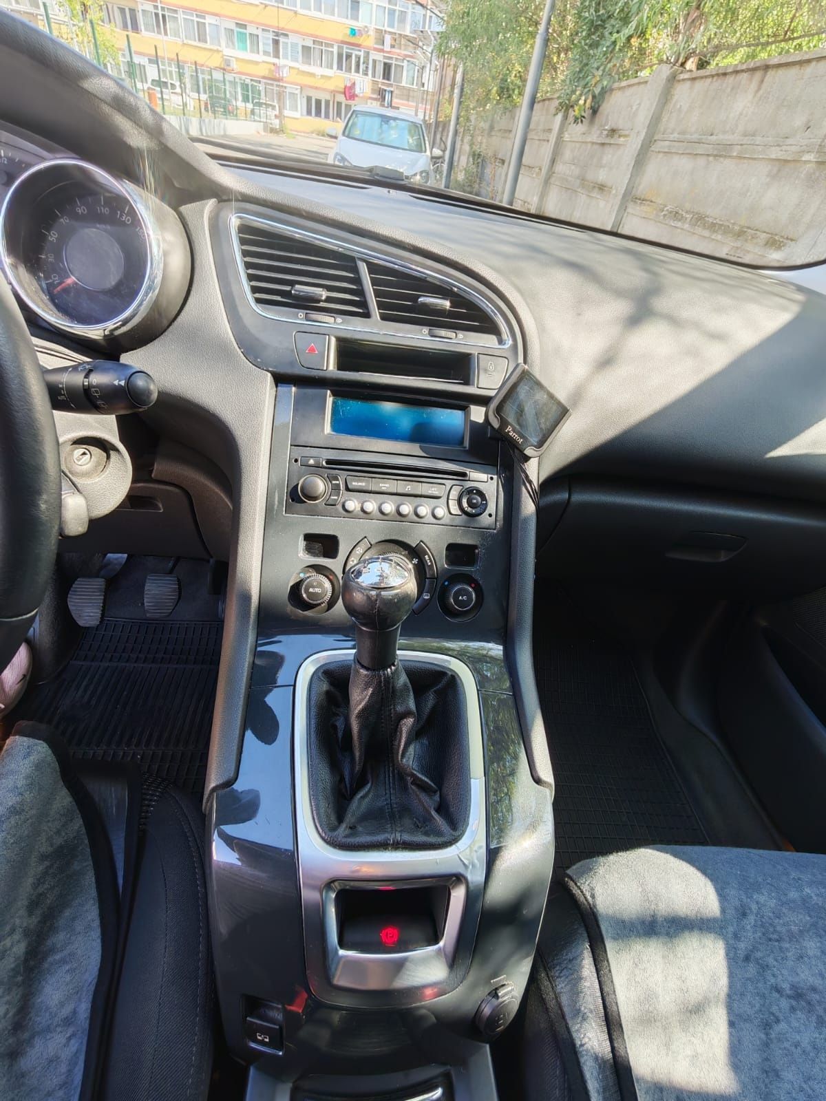 Vând Peugeot 5008 an 2012 motor 1.6         16 Valve Benzina