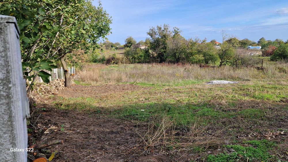 Продавам дворно място в с.Езерец, област Добрич