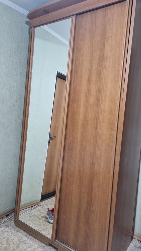 Шкафы оба разных
