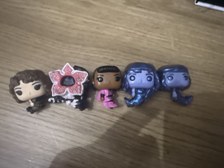 Продам фигурки kinder stranger things